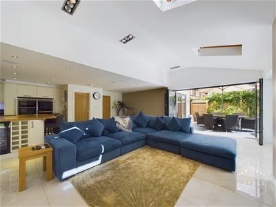 STUNNING OPEN PLAN LIVING KITCHEN
